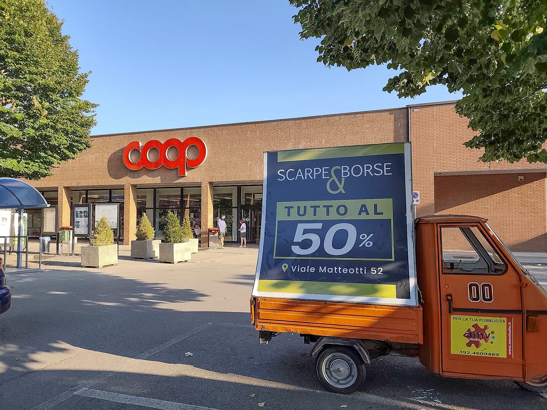 Camion vela pubblicitario AMV Studio in strada