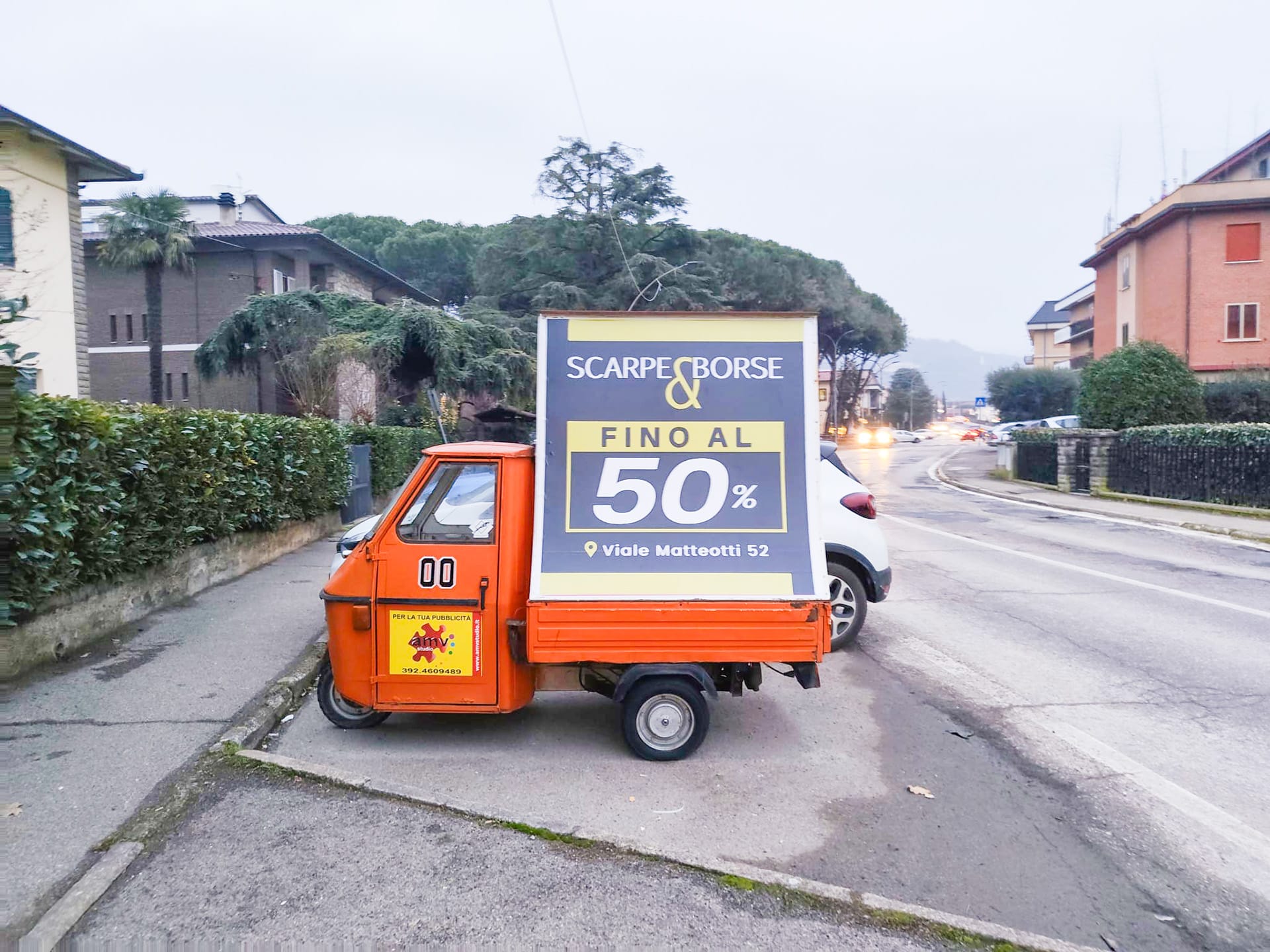 Camion vela con grafica pubblicitaria
